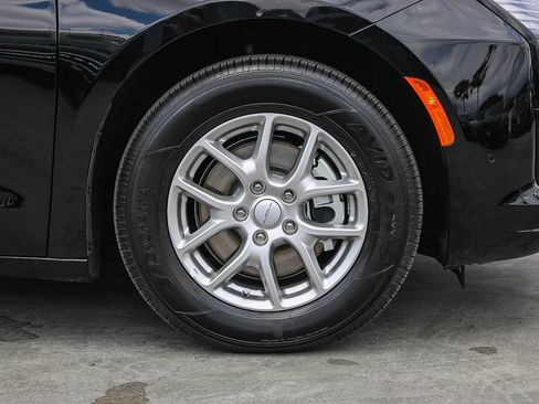 New 2027 Chrysler Pacifica Select FWD image 11
