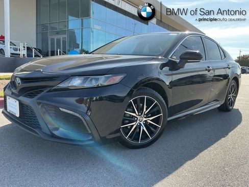 Used 2022 Toyota Camry SE image 1