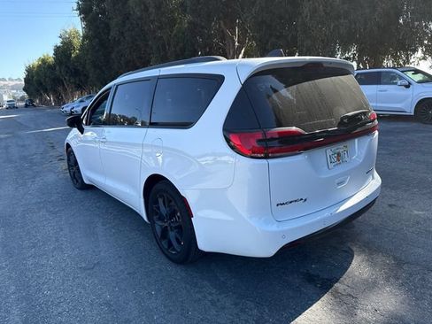 Used 2025 Chrysler Pacifica Limited FWD image 7