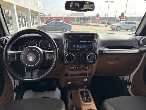 Used 2017 Jeep Wrangler Unlimited Rubicon w/ Connectivity Group image 12