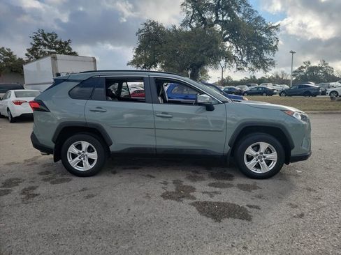 Used 2020 Toyota RAV4 XLE w/ Convenience Package image 4