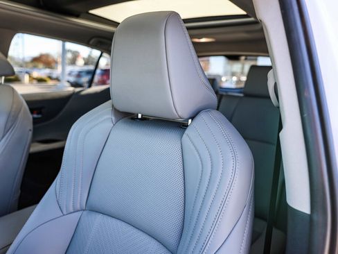 Used 2024 Toyota Venza Limited image 17