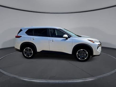 Used 2024 Nissan Rogue SV FWD image 9