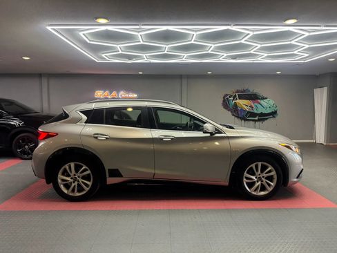 Used 2017 INFINITI QX30 Premium w/ Navigation Package FWD image 8