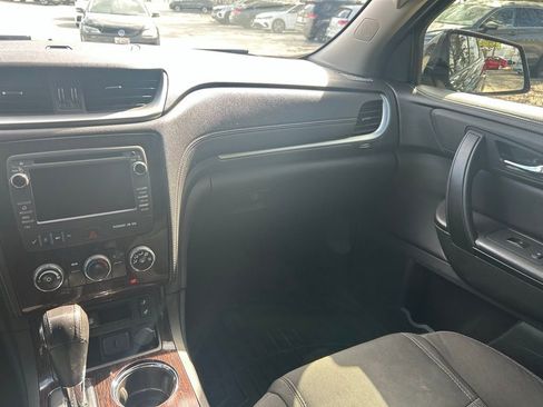 Used 2017 Chevrolet Traverse LT w/ Style and Technology Package image 11
