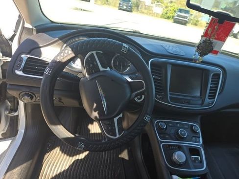 Used 2015 Chrysler 200 Limited w/ Convenience Group image 3