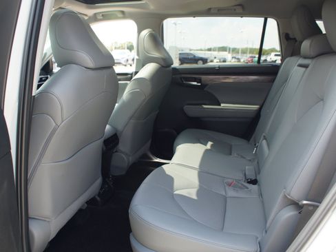 Used 2026 Toyota Highlander Limited AWD/4WD image 15