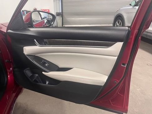 Used 2018 Honda Accord EX image 12