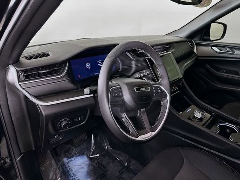 Certified 2024 Jeep Grand Cherokee Laredo w/ Luxury Tech Group I AWD/4WD image 17