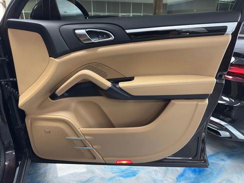 Used 2016 Porsche Cayenne image 19