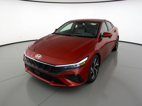 Used 2025 Hyundai Elantra SEL FWD image 3