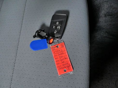 Certified 2025 Volkswagen Jetta SE FWD image 23