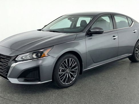 Used 2025 Nissan Altima 2.5 SV FWD image 3