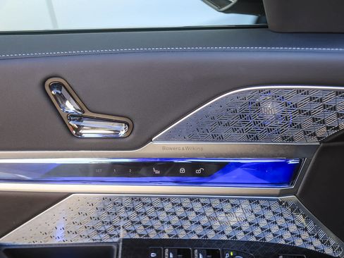 Used 2025 BMW i7 xDrive60 w/ Premium Package image 18