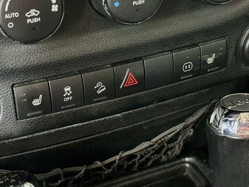 Used 2012 Jeep Wrangler Unlimited Rubicon w/ Connectivity Group image 17