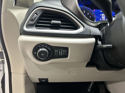 Used 2023 Chrysler Pacifica Touring-L image 20