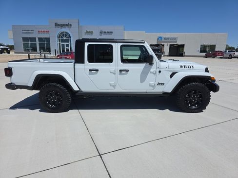 Used 2023 Jeep Gladiator Sport AWD/4WD image 4