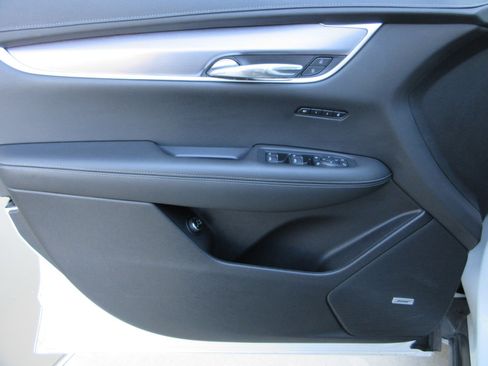 Used 2023 Cadillac XT6 Luxury image 32