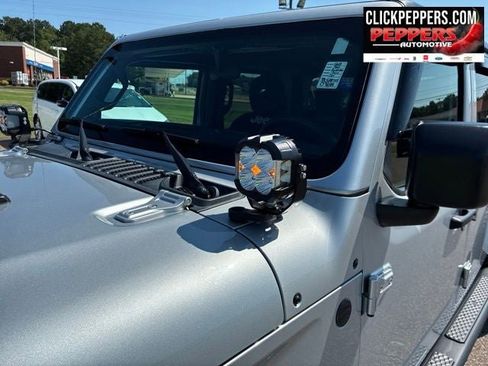 Used 2023 Jeep Gladiator Sport AWD/4WD image 3