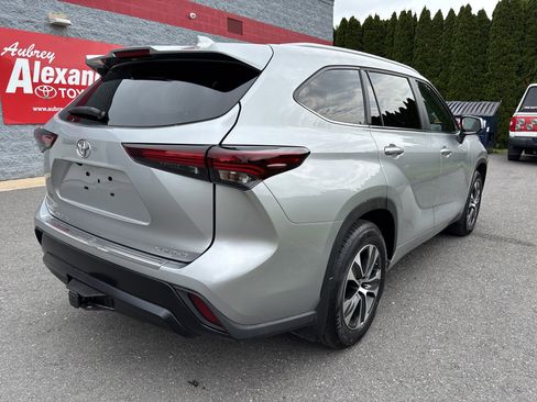 Used 2024 Toyota Highlander XLE AWD/4WD image 3