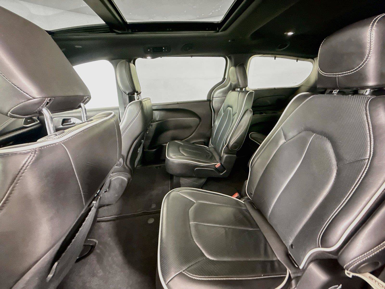 Used 2025 Chrysler Pacifica Limited FWD image 32