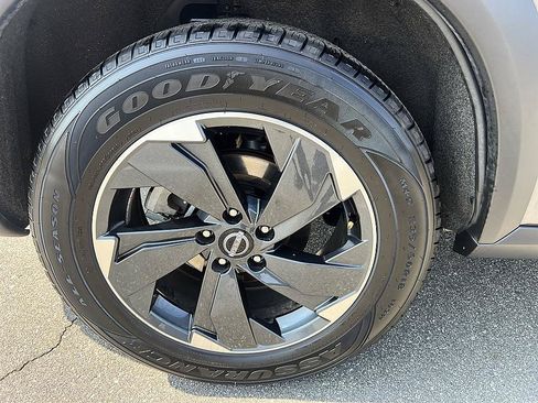 Certified 2025 Nissan Rogue SV FWD image 11
