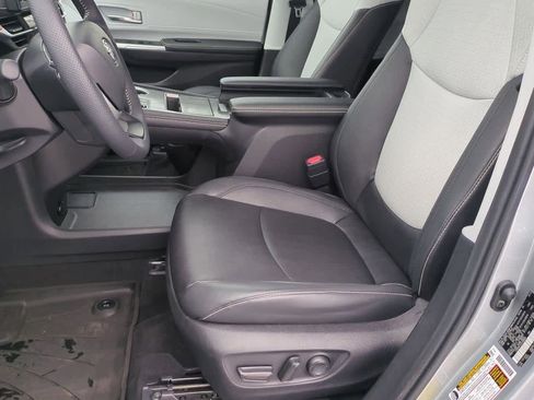 Used 2025 Toyota Sienna XSE image 15