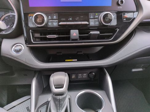Used 2023 Toyota Highlander XLE image 18