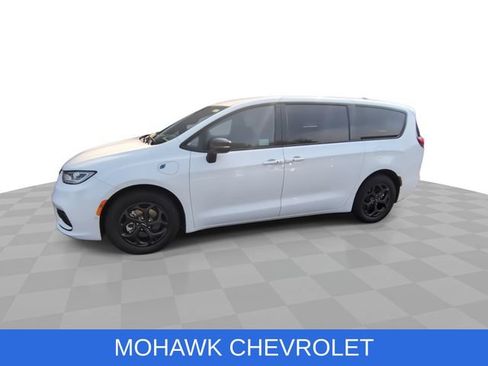 Used 2024 Chrysler Pacifica Limited FWD image 4