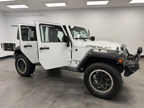 Used 2015 Jeep Wrangler Unlimited Sahara AWD/4WD image 25