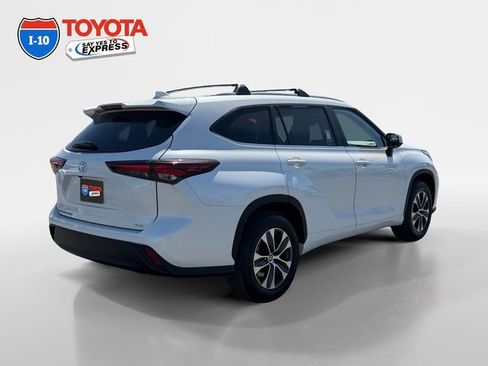 Certified 2025 Toyota Highlander XLE FWD image 5