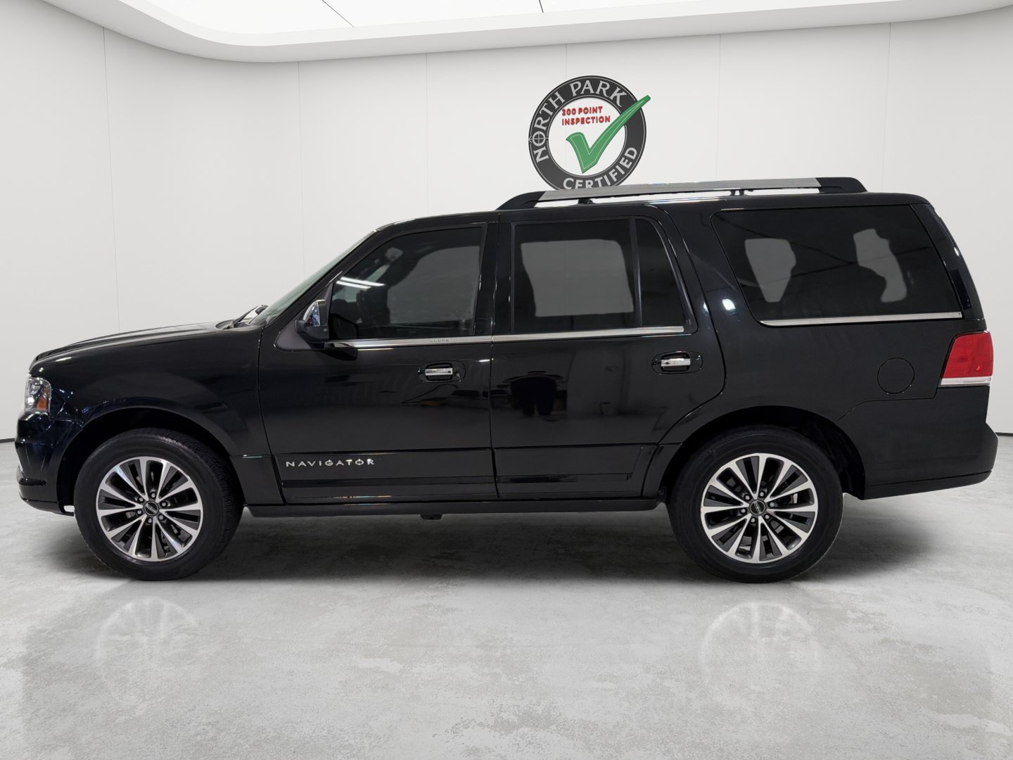 Used 2015 Lincoln Navigator 2WD image 2