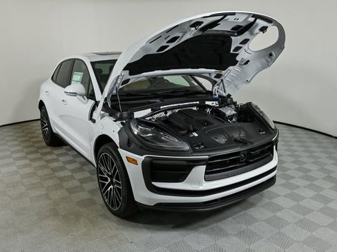 Certified 2025 Porsche Macan AWD/4WD image 33