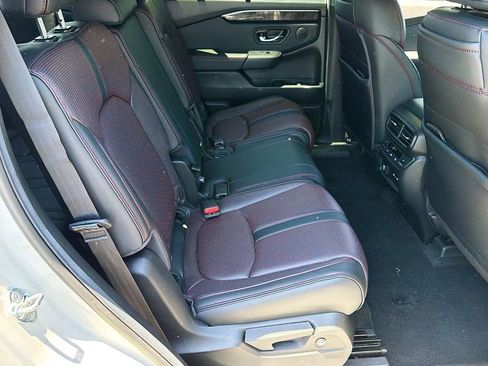 Used 2025 Honda Pilot Black Edition image 33
