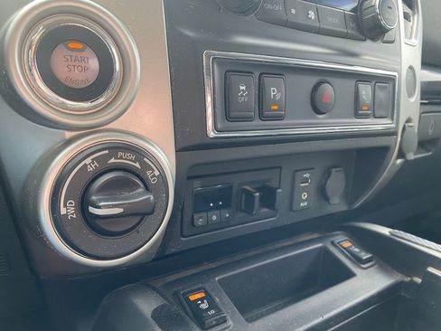 Used 2017 Nissan Titan SV AWD/4WD image 28