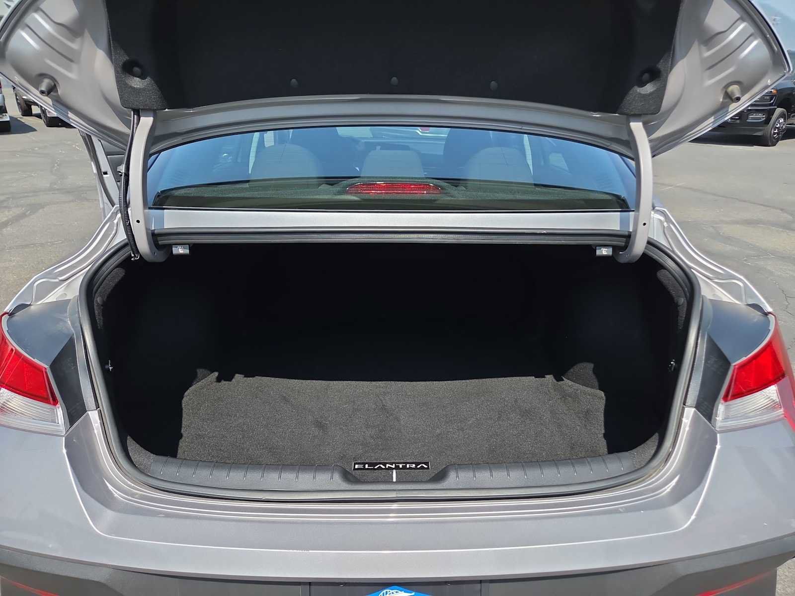 Used 2025 Hyundai Elantra SE FWD image 27