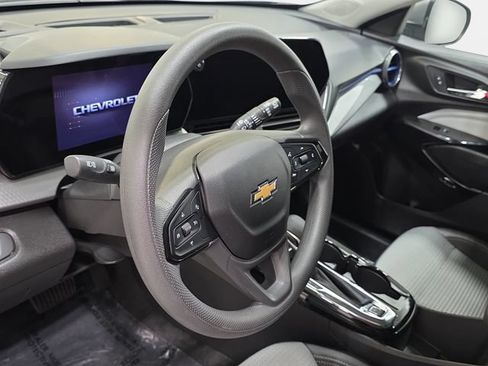 Used 2025 Chevrolet Trax LT FWD image 14