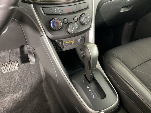 Used 2022 Chevrolet Trax LT w/ LT Convenience Package image 18