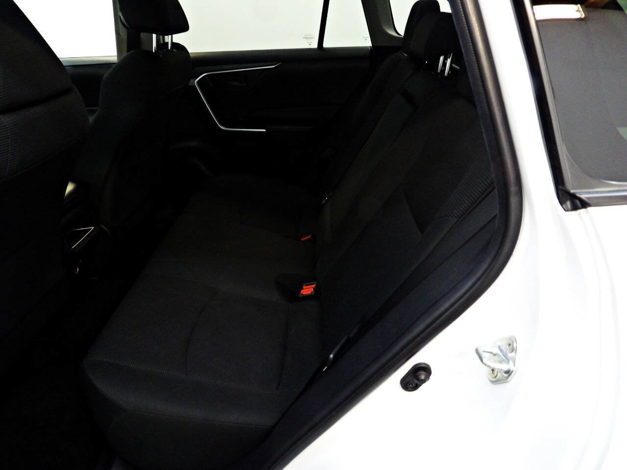 Used 2021 Toyota RAV4 LE FWD image 10