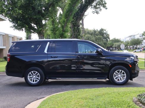 Used 2023 Chevrolet Suburban LS RWD image 4