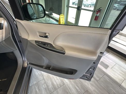 Used 2014 Toyota Sienna SE FWD image 29