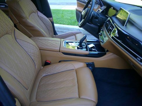 Used 2021 BMW 750i xDrive w/ Luxury Rear Seating Package AWD/4WD image 25