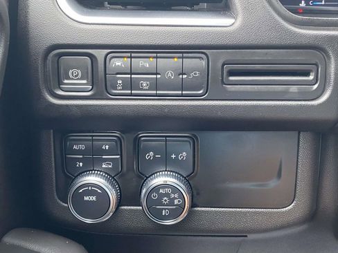 Used 2022 GMC Yukon SLT w/ SLT Luxury Package image 18