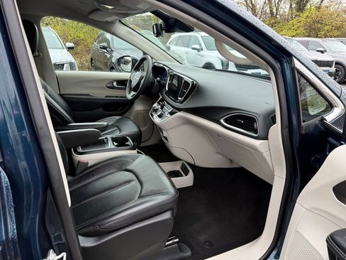 Used 2024 Chrysler Pacifica Touring-L image 19