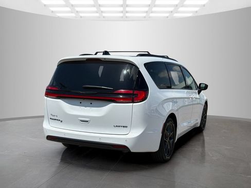 Used 2025 Chrysler Pacifica Limited FWD image 4
