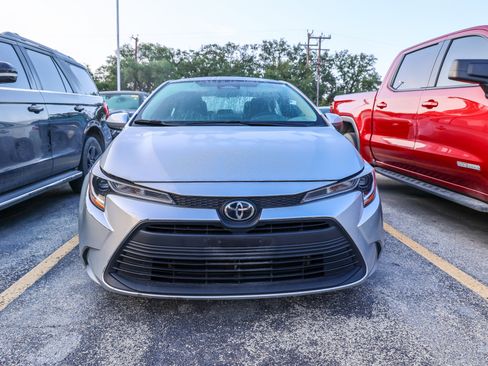 Used 2025 Toyota Corolla LE w/ Convenience Package FWD image 4