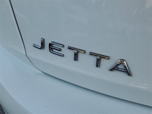Certified 2023 Volkswagen Jetta SE w/ Panoramic Sunroof Package image 6
