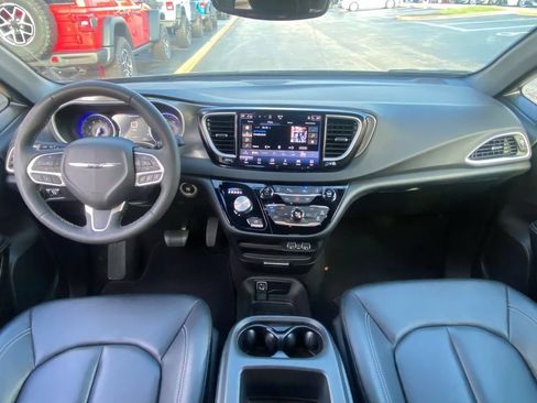 Used 2025 Chrysler Pacifica Select FWD image 16