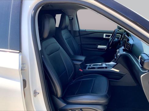 Certified 2021 Ford Explorer XLT w/ Equipment Group 202A AWD/4WD image 9