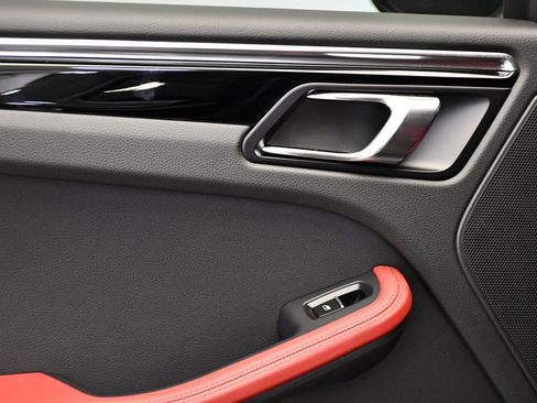 Used 2025 Porsche Macan image 43